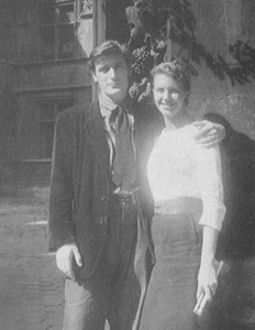 Ted Hughes dan Sylvia Plath di Paris, Agustus 1956. Foto ini diambil dari The Unabridged Journals of Sylvia Plath suntingan Karen V. Kukil, terbitan Anchor Books, 2000.